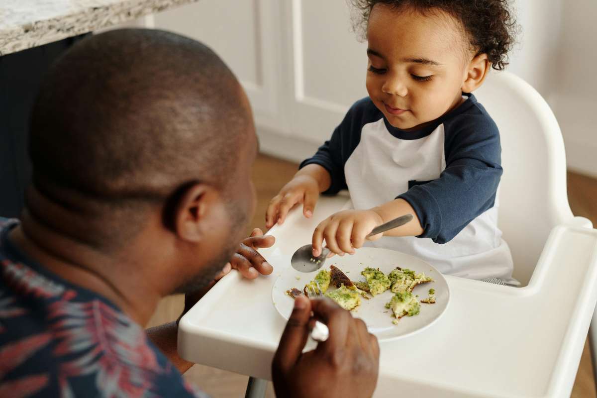 Arte e Crianças na Cadeira de Alimentação: Estimulando Criatividade e Desenvolvimento Durante as Refeições
