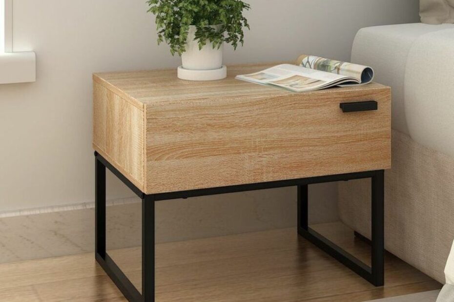 Mesa de cabeceira com estrutura em metalon e acabamento em madeira, referência prática de como fazer móveis de metalon para ambientes residenciais